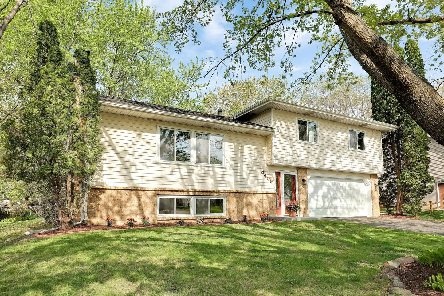 4455 Bramblewood Avenue, Vadnais Heights, MN 55127